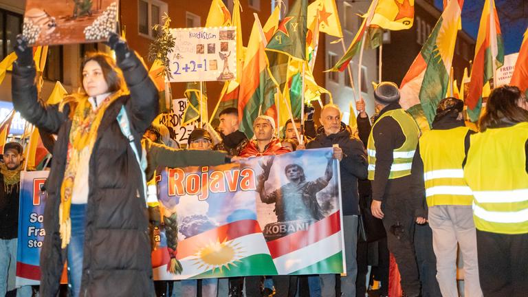Mehrere Menschen demonstrieren in Deutschland für die Kurden in Syrien