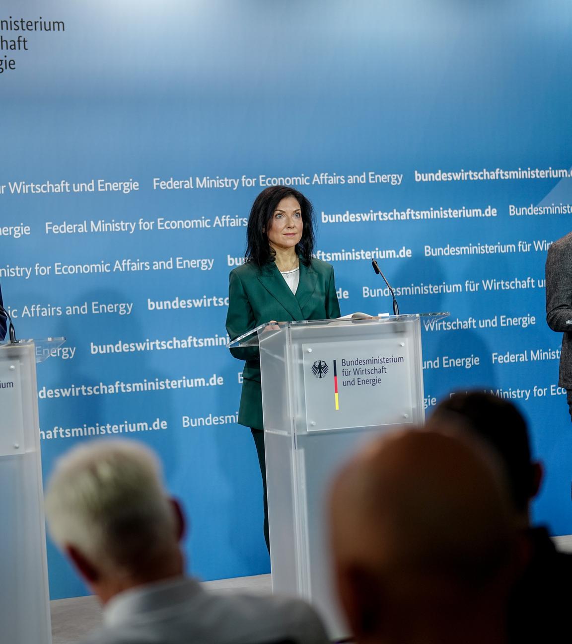 Katherina Reiche (CDU), Bundesministerin für Wirtschaft und Energie, Alexander Kox (l), Geschäftsführer BET Consulting GmbH, und Philipp Kienscherf, Forschungsleiter am Energiewirtschaftlichen Institut der Universität Köln, stellen den Monitoringbericht zur Energiewende vor.