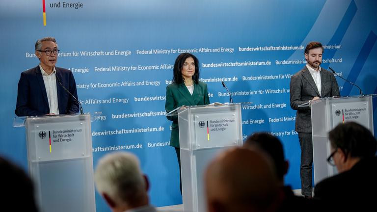 Katherina Reiche (CDU), Bundesministerin für Wirtschaft und Energie, Alexander Kox (l), Geschäftsführer BET Consulting GmbH, und Philipp Kienscherf, Forschungsleiter am Energiewirtschaftlichen Institut der Universität Köln, stellen den Monitoringbericht zur Energiewende vor.