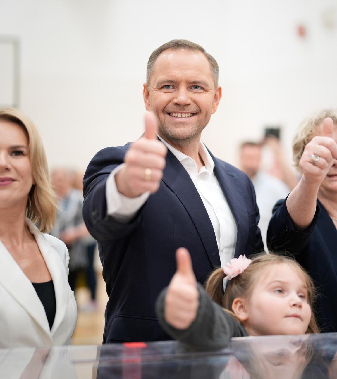 Karol Nawrocki zeigt Daumen nach oben.