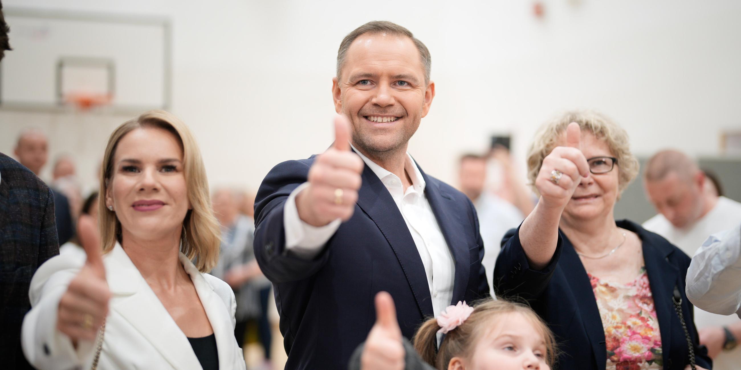 Karol Nawrocki zeigt Daumen nach oben.