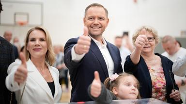 Karol Nawrocki zeigt Daumen nach oben.