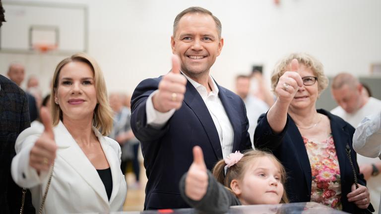 Karol Nawrocki zeigt Daumen nach oben.