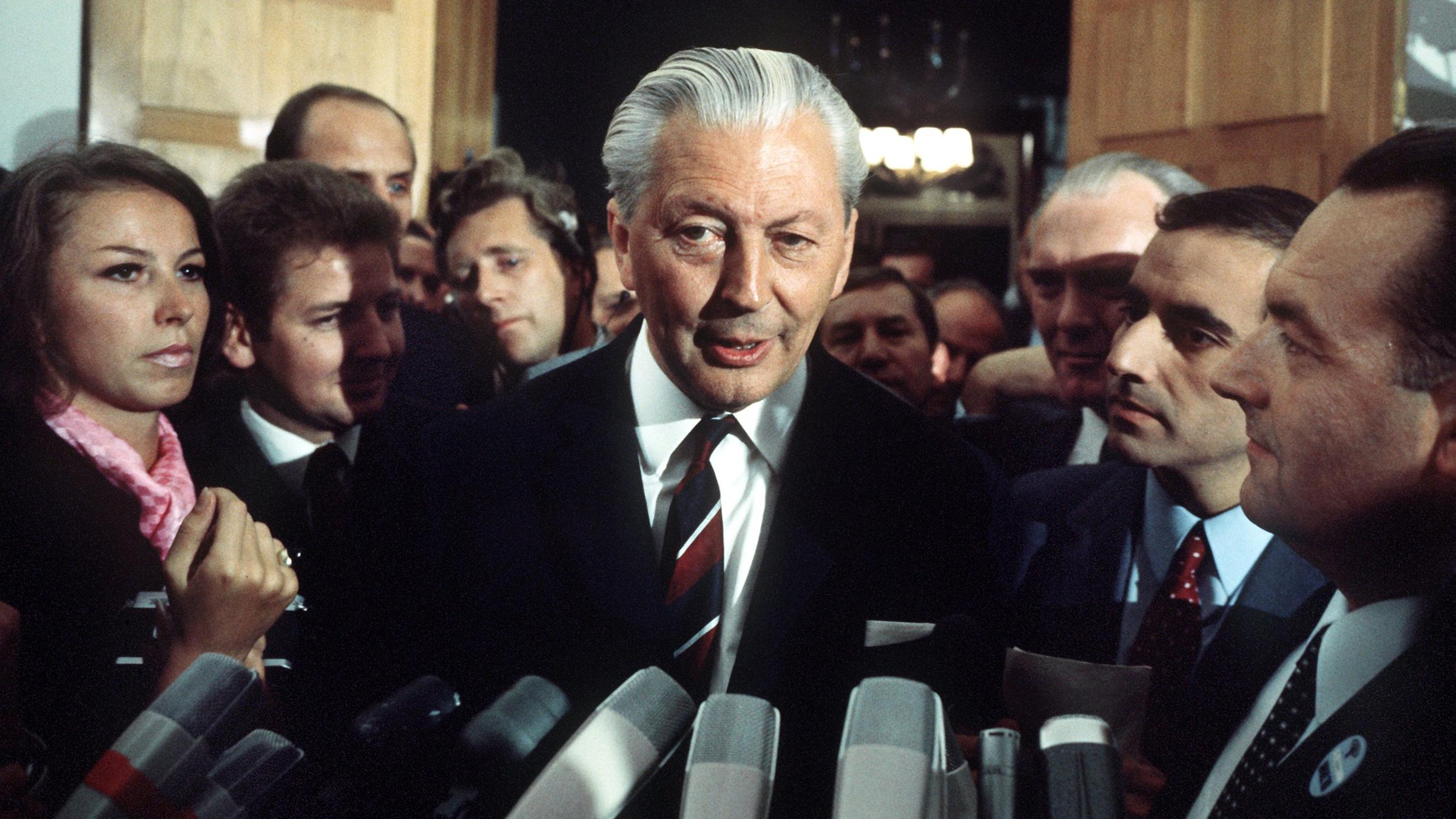 Bundeskanzler Kurt Georg Kiesinger wird am Wahlabend im Kanzleramt in Bonn von Journalisten umringt