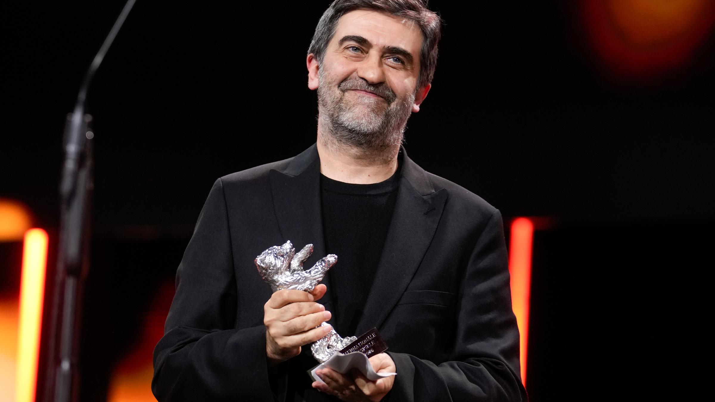 Regisseur Emin Alper mit dem frisch gewonnen Silbernen Bären in seinen Händen.