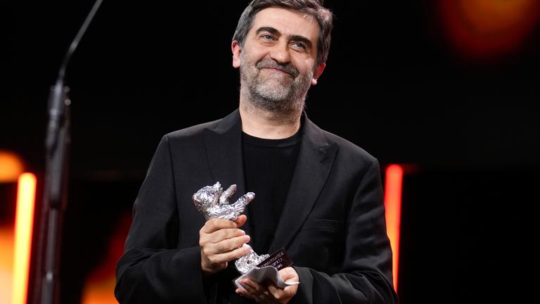 Regisseur Emin Alper mit dem frisch gewonnen Silbernen Bären in seinen Händen.