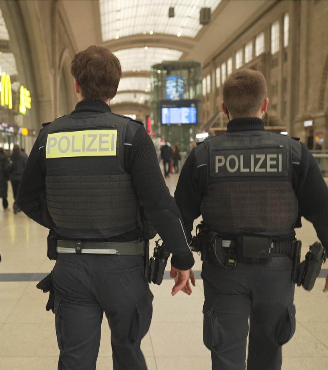 Polizisten am Leipziger Hauptbahnhof
