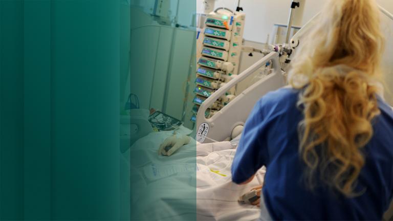 Krankenschwester am Krankenbett eines Patienten