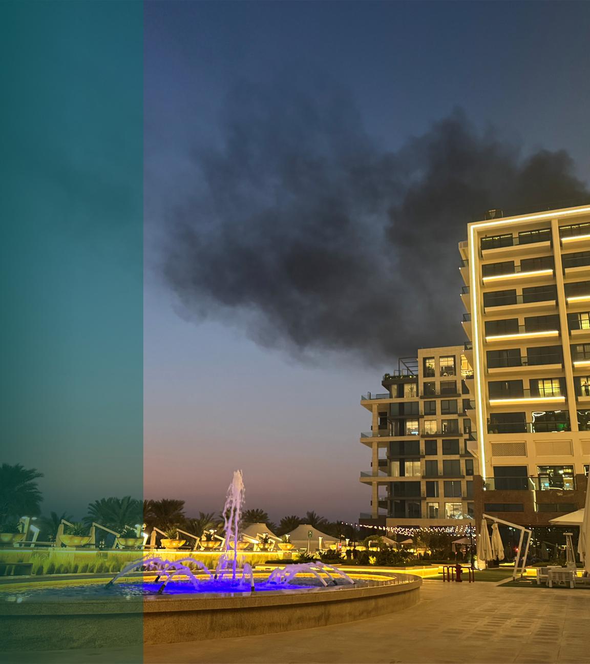 Hotel in Dubai mit Rauchwolke im Hintergrund