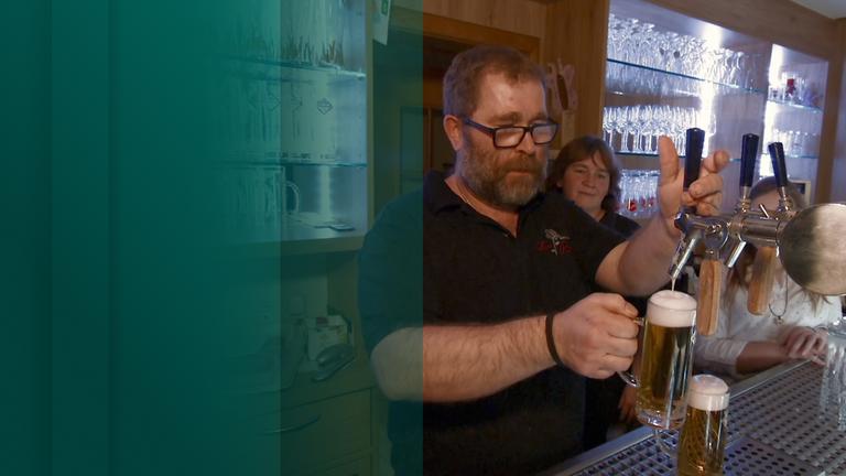 Mann am Tresen einer Dorfkneipe