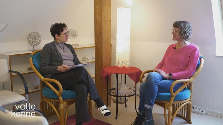 Zwei Frauen sitzen an einem Tisch