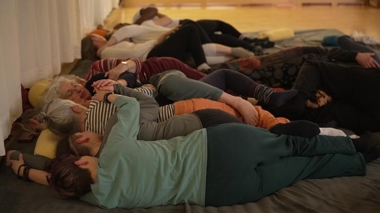 Eine Gruppe Menschen kuschelt