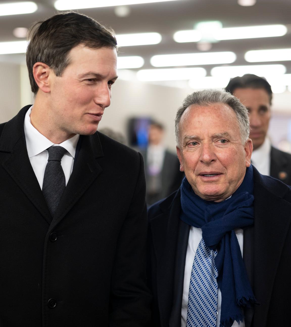 Jared Kushner (l), amerikanischer Geschäftsmann, und Steve Witkoff, Sonderbeauftragter für Friedensmissionen, gehen während des Weltwirtschaftsforums (WEF) in Davos durch die Gänge. 