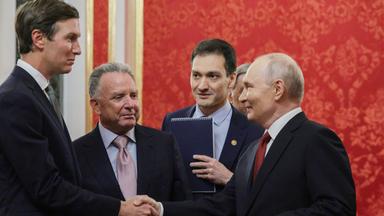Der US-Unterhändler Gesandte Jared Kushner schüttelt dem russischen Präsidenten Wladimir Putin die Hand.