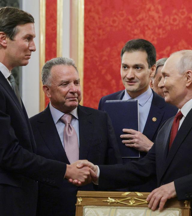 Der US-Unterhändler Gesandte Jared Kushner schüttelt dem russischen Präsidenten Wladimir Putin die Hand.