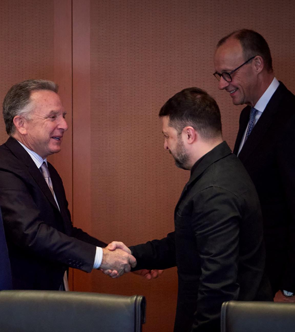 Jared Kushner, Steve Witkoff, Wolodymyr Selenskyj und Friedrich Merz in Berlin