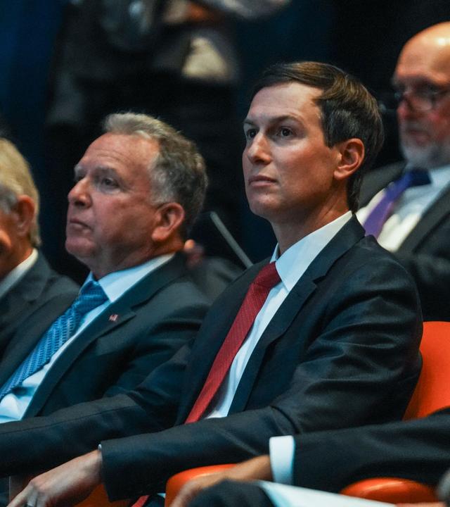 Steve Witkoff und Jared Kushner verfolgen eine Präsentation im Rahmen einer Veranstaltung