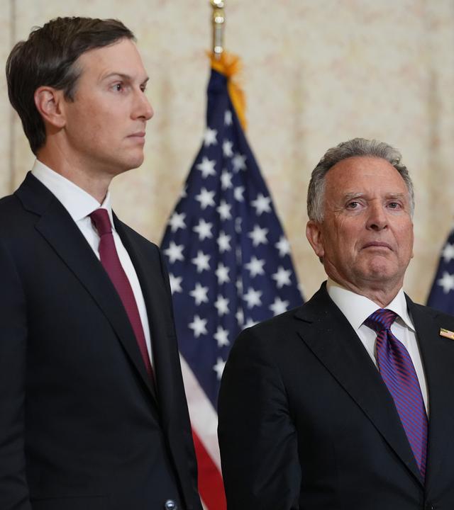 Jared Kushner (l) und Steve Witkoff, Sondergesandter für Friedensmissionen, hören zu, während US-Vizepräsident Vance während einer Pressekonferenz nach einem Treffen mit Vertretern aus Pakistan und Iran spricht.
