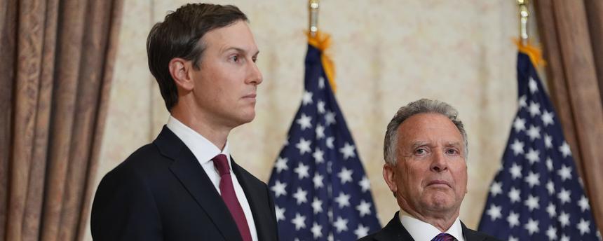 Jared Kushner (l) und Steve Witkoff, Sondergesandter für Friedensmissionen, hören zu, während US-Vizepräsident Vance während einer Pressekonferenz nach einem Treffen mit Vertretern aus Pakistan und Iran spricht.