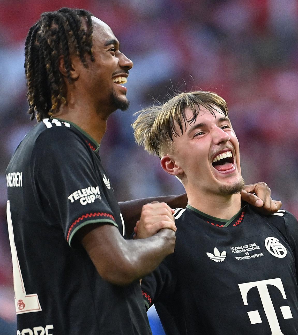 Jonah Kusi-Asare (links) und Lennart Karl (beide Bayern München) jubeln über den4:0-Sieg über Tottenham Hotspur