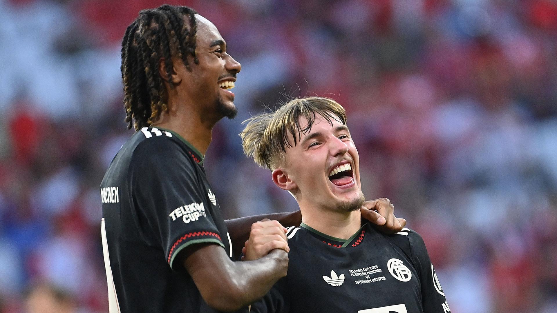 Jonah Kusi-Asare (links) und Lennart Karl (beide FC Bayern München) jubeln über den 4:0-Sieg über Tottenham Hotspur.