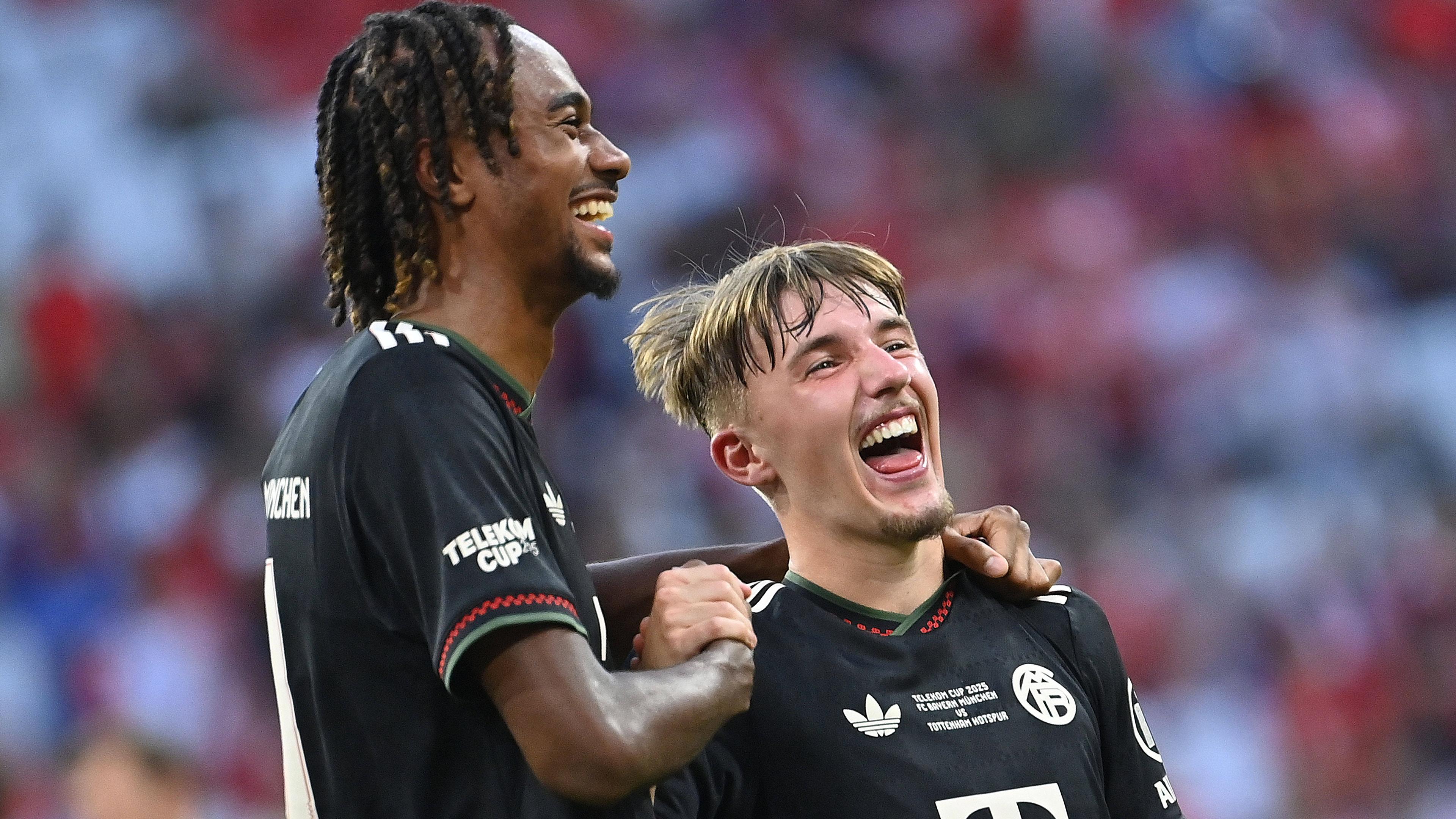 Jonah Kusi-Asare (links) und Lennart Karl (beide FC Bayern München) jubeln über den 4:0-Sieg über Tottenham Hotspur.