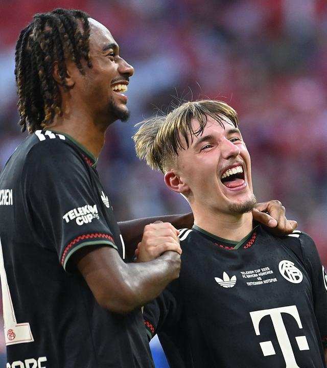 Jonah Kusi-Asare (links) und Lennart Karl (beide Bayern München) jubeln über den4:0-Sieg über Tottenham Hotspur