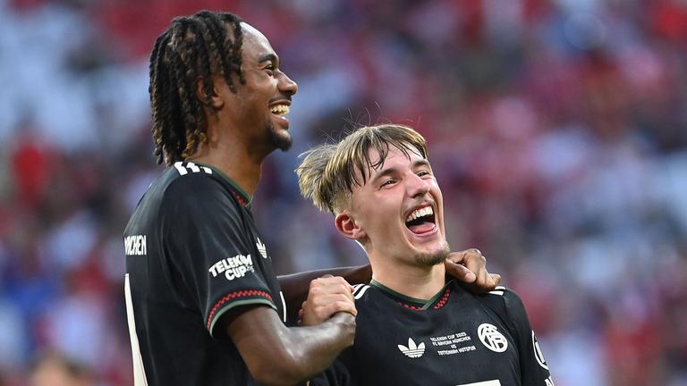 Jonah Kusi-Asare (links) und Lennart Karl (beide Bayern München) jubeln über den4:0-Sieg über Tottenham Hotspur