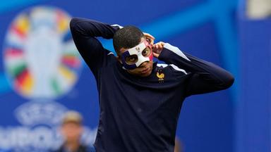 Kylian Mbappe passt seine Gesichtsmaske während einer Trainingseinheit in Leipzig, am 20.06.2024, an.