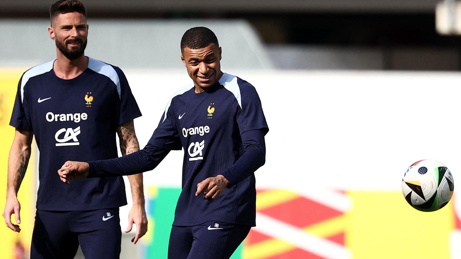 Frankreichs Stürmer Nr. 10, Kylian Mbappe (R), und Frankreichs Stürmer Nr. 09, Olivier Giroud nehmen an einer Trainingseinheit im Home Deluxe Arena-Stadion in Paderborn teil.