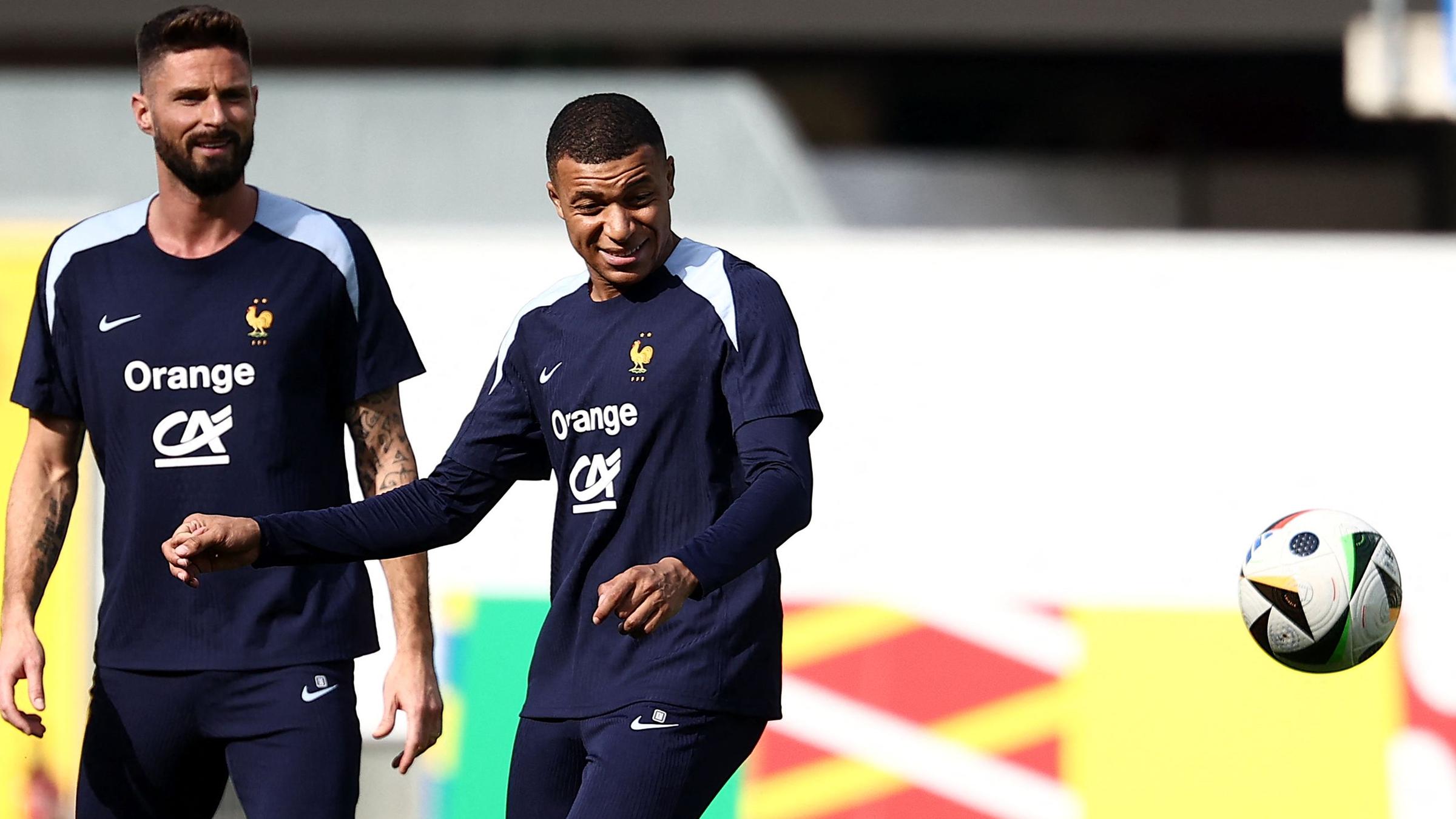 Frankreichs Stürmer Nr. 10, Kylian Mbappe (R), und Frankreichs Stürmer Nr. 09, Olivier Giroud nehmen an einer Trainingseinheit im Home Deluxe Arena-Stadion in Paderborn teil.