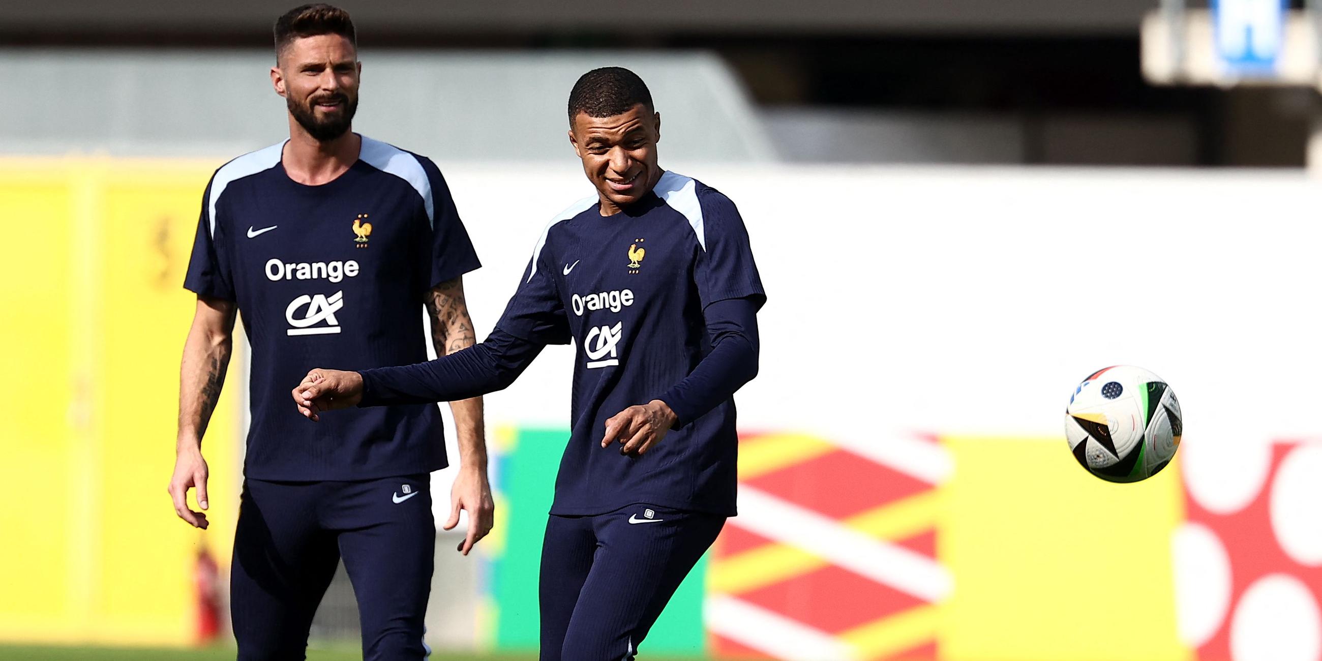 Frankreichs Stürmer Nr. 10, Kylian Mbappe (R), und Frankreichs Stürmer Nr. 09, Olivier Giroud nehmen an einer Trainingseinheit im Home Deluxe Arena-Stadion in Paderborn teil.