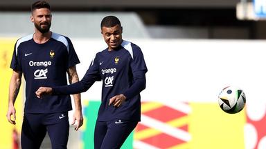 Frankreichs Stürmer Nr. 10, Kylian Mbappe (R), und Frankreichs Stürmer Nr. 09, Olivier Giroud nehmen an einer Trainingseinheit im Home Deluxe Arena-Stadion in Paderborn teil.