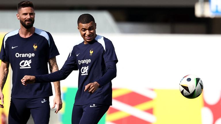 Frankreichs Stürmer Nr. 10, Kylian Mbappe (R), und Frankreichs Stürmer Nr. 09, Olivier Giroud nehmen an einer Trainingseinheit im Home Deluxe Arena-Stadion in Paderborn teil.