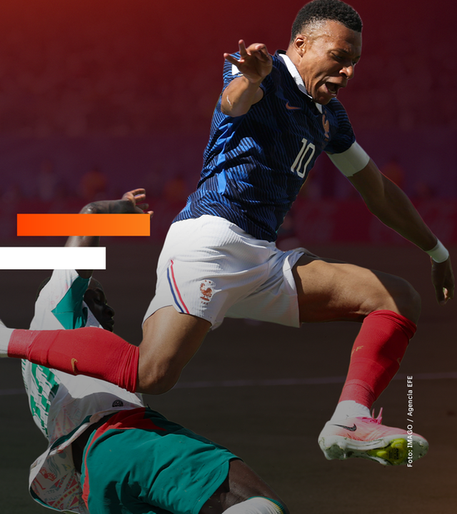 Kylian Mbappé im Zweikampf mit Sadio Mane