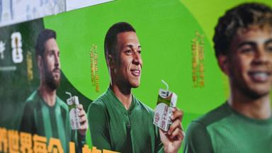 Werbekampagne der chinesischen Molkereimarke „Mengniu“ mit den Fußballstars Kylian Mbappé (Frankreich, Mitte)