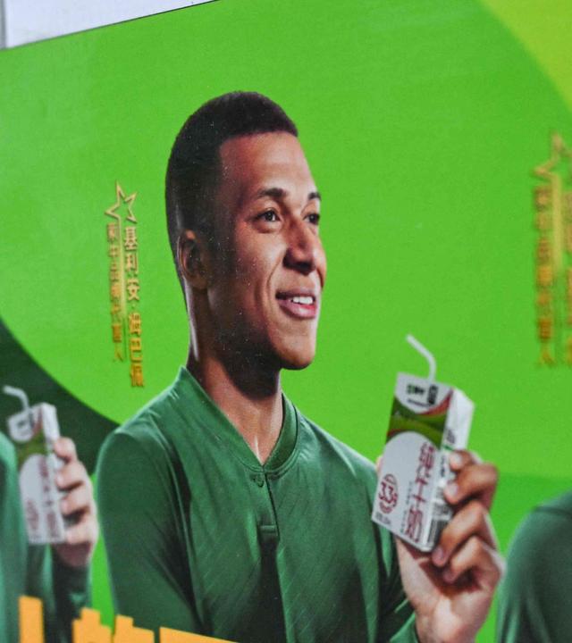 Werbekampagne der chinesischen Molkereimarke „Mengniu“ mit den Fußballstars Kylian Mbappé (Frankreich, Mitte)