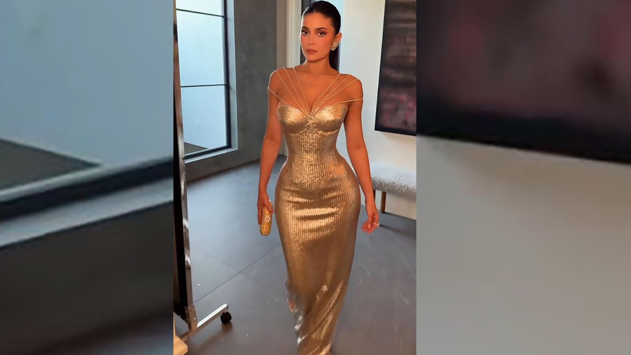 Kylie Jenner in dem goldenen Kleid, das sie zu den Golden Globes trug. 