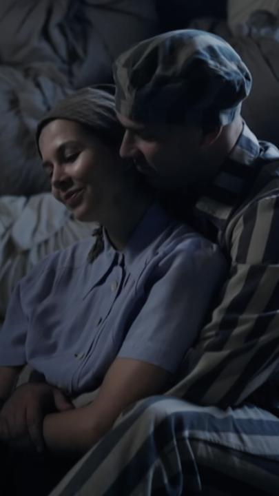  In einer nachgestellten Szene treffen sich die jüdischen Häftlinge Helen Spitzer und David Wisnia heimlich im KZ Auschwitz.