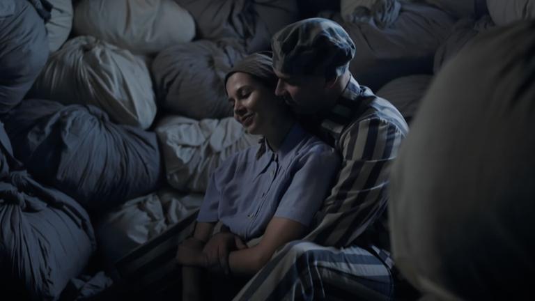 In einer nachgestellten Szene treffen sich die jüdischen Häftlinge Helen Spitzer und David Wisnia heimlich im KZ Auschwitz.