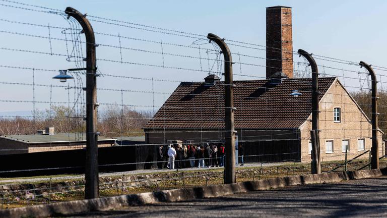 Das ehemalige Krematorium des ehemaligen NS-Konzentrationslagers Buchenwald ist am 3. April 2025 vor der für den 6. April 2025 geplanten Gedenkfeier zum 80. Jahrestag der Befreiung des NS-Konzentrationslagers Buchenwald in der Gedenkstätte des Lagers nahe Weimar in Ostdeutschland abgebildet. 