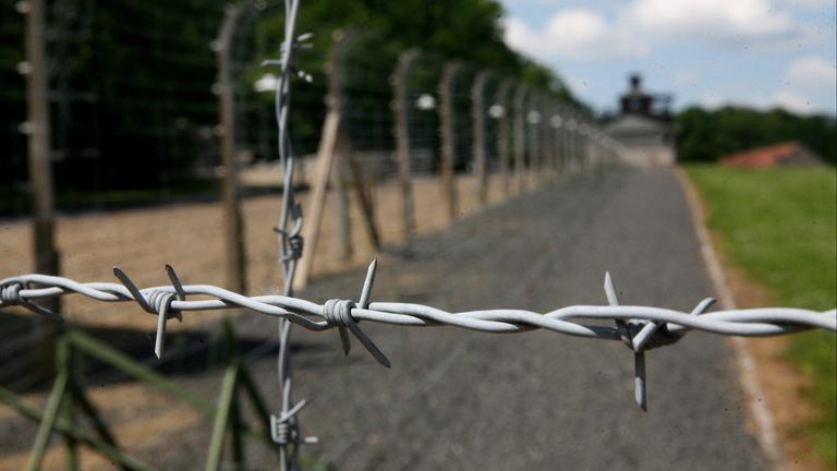 Symbolbild: Stacheldraht vor der Gedenkstätte Buchenwald