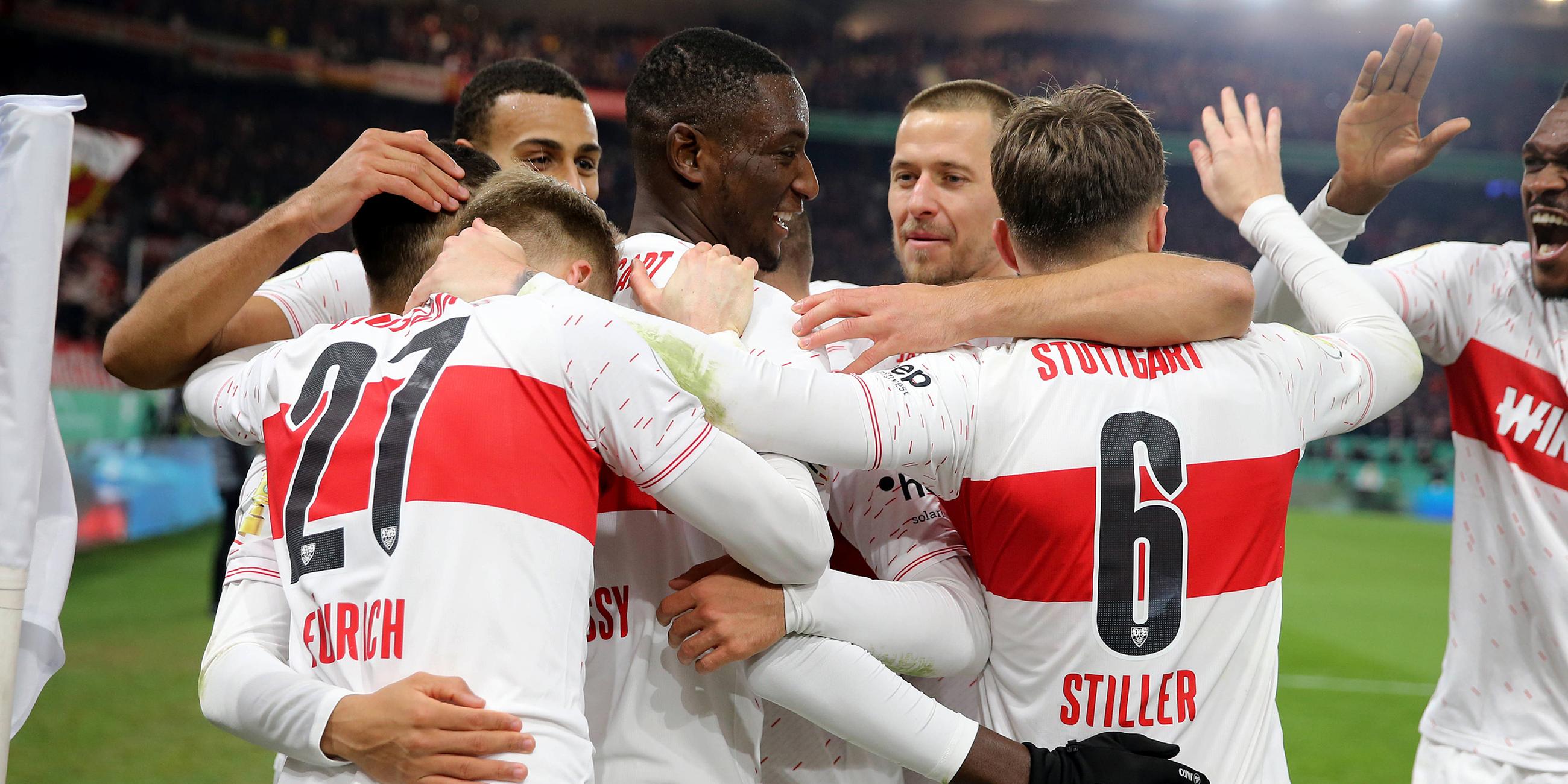 Die Mannschaft des VfB Stuttgart feiert das 1:0 durch Stuttgarts Guirassy.