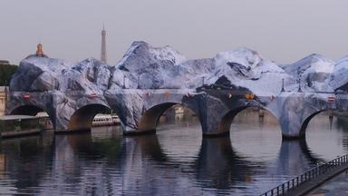 Die verhüllte Brücke Pont Neuf sieht aus wie eine Felslandschaft. 