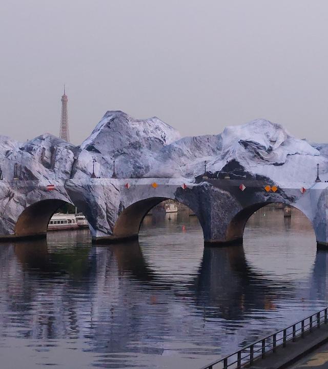 Die verhüllte Brücke Pont Neuf sieht aus wie eine Felslandschaft. 