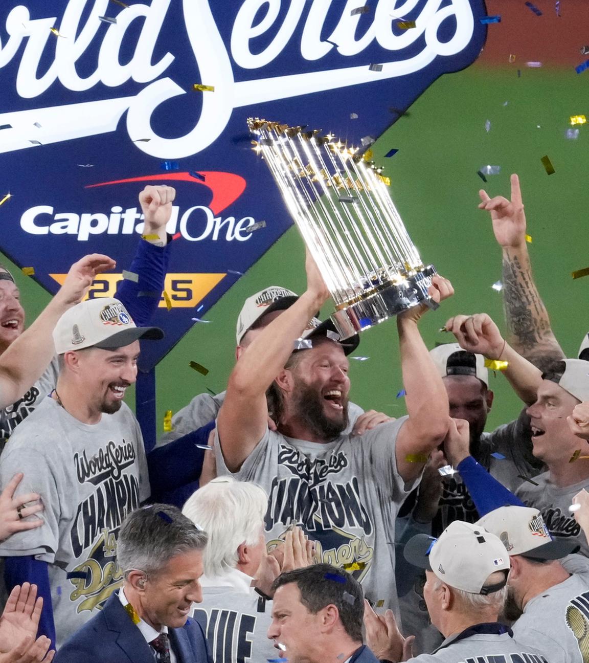 Clayton Kershaw von den Los Angeles Dodgers hält die Trophäe, während die Dodgers ihren Sieg feiern