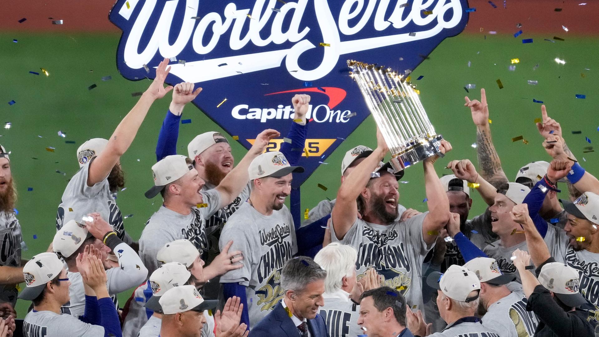 Clayton Kershaw von den Los Angeles Dodgers hält die Trophäe, während die Dodgers ihren Sieg feiern