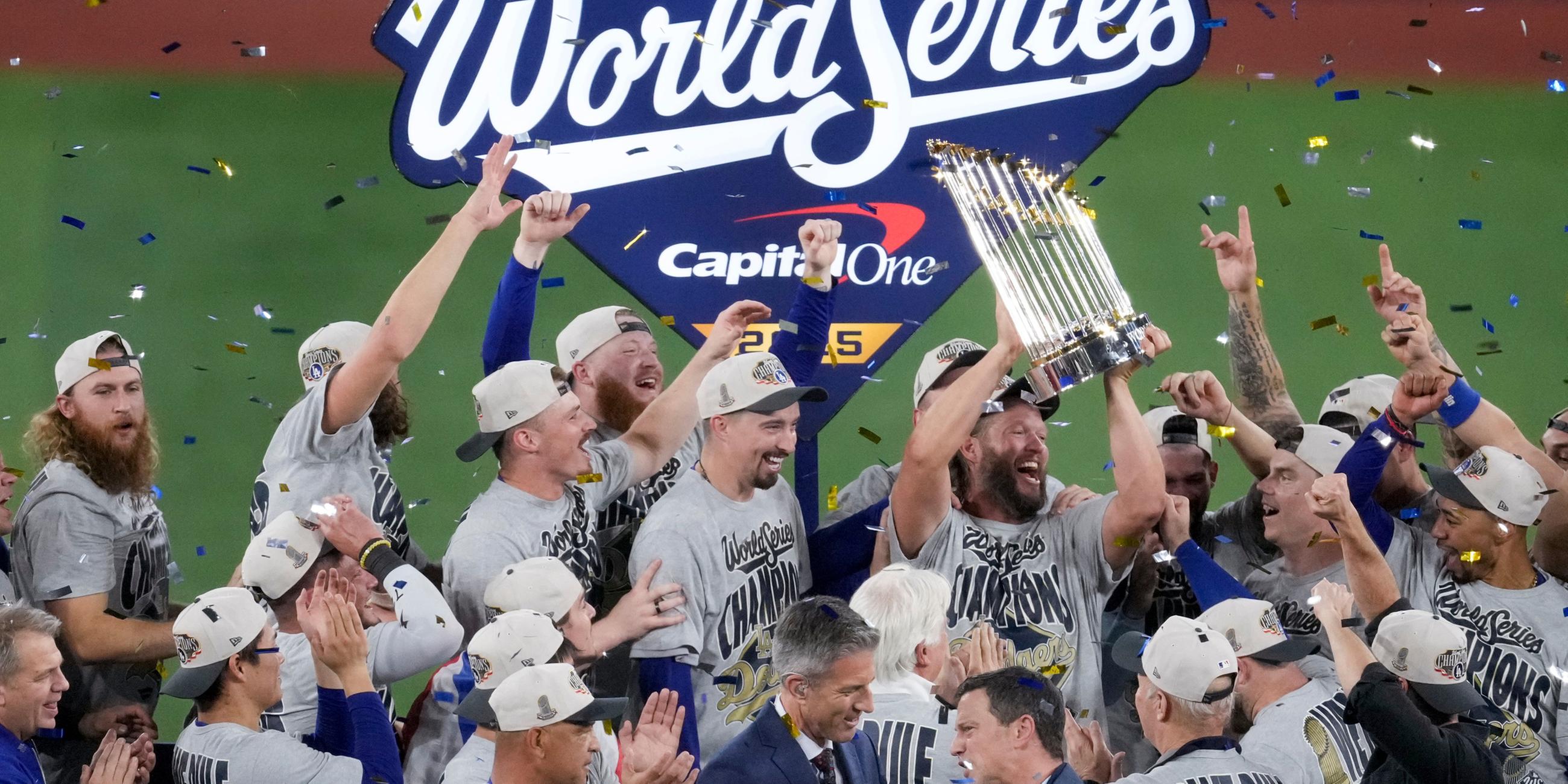 Clayton Kershaw von den Los Angeles Dodgers hält die Trophäe, während die Dodgers ihren Sieg feiern