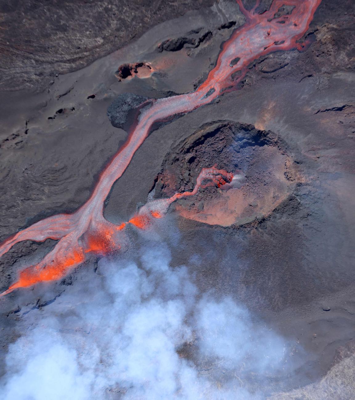 Über drei Kilometer ergießt sich ein Lavastrom auf der Insel la Reunion. 