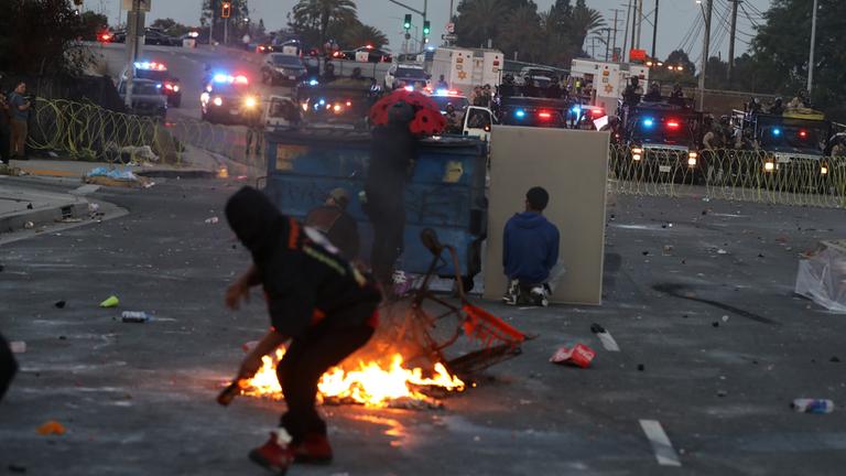 Demonstranten bauen Barrikaden in der US-Amerikanischen Metropole Los Angeles. Aufgenommen am 07.06.2025.